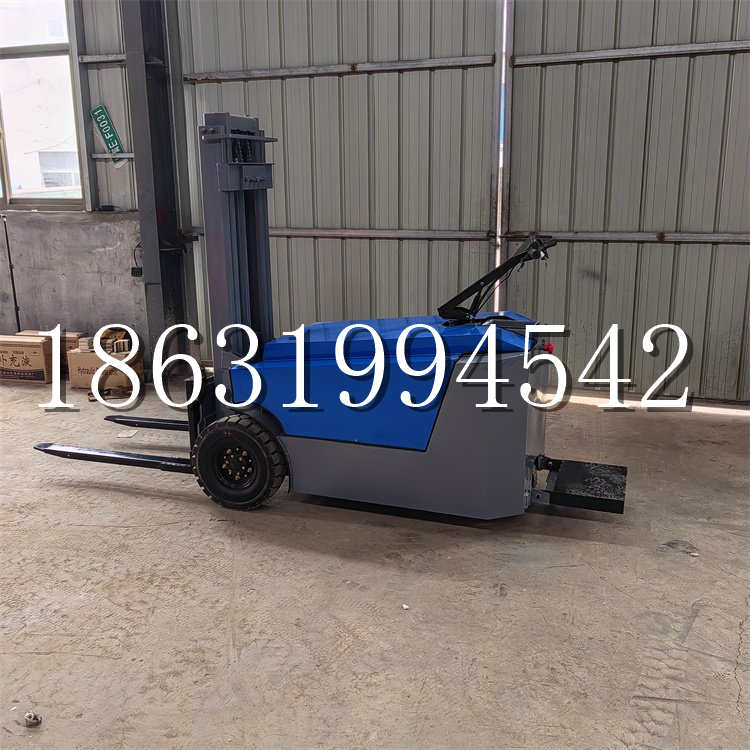 可克达拉市全电动叉车插腿式堆高车液压装卸车1.5吨升高小型站驾式铲车